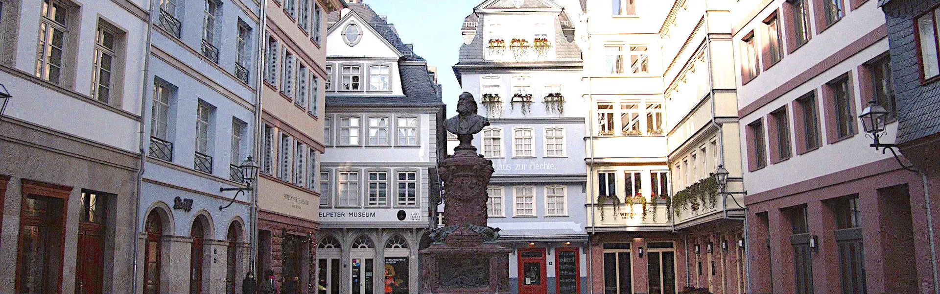 Frankfurts Neue Altstadt Hühnermarkt mit Stoltze-Brunnen im Zentrum. Im Hintergrund das Haus Kleiner Esslinger mit dem Struwwelpeter Museum.