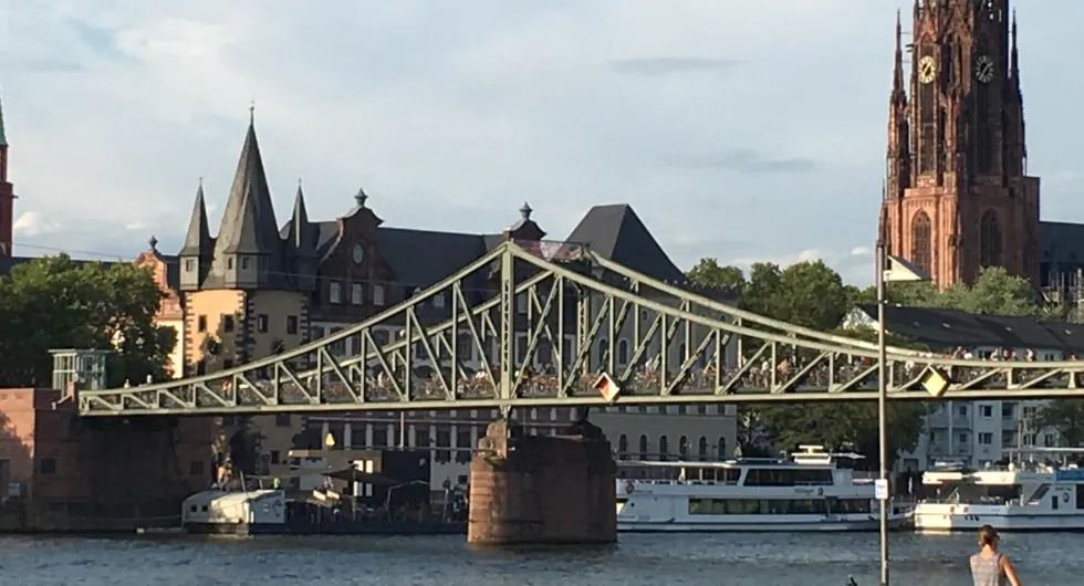 Frankfurt Eiserner Steg von Peter Schmick. Im Hintergrund das historische Museum mit dem Rententurm, Bernusbau und Saalhof sowie der Dom.