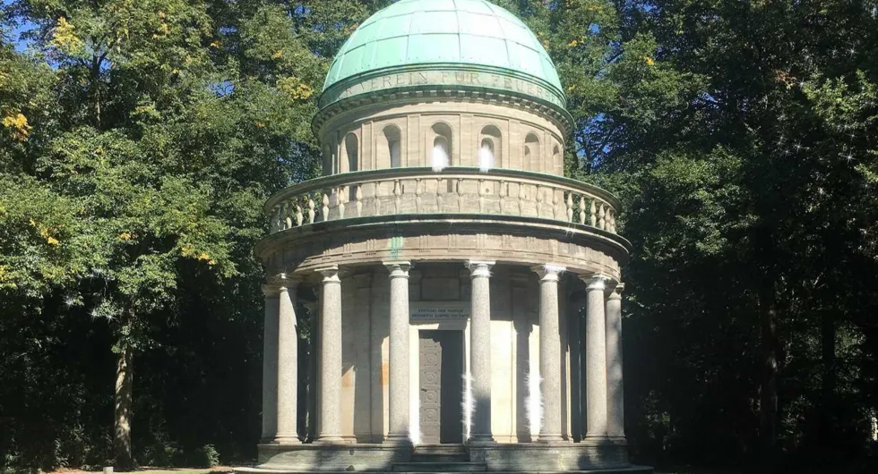 Hautpfriedhof Masoleum Gans. 1909 von Friedrich Ludwig Gans errichet. Es ist das größte Grabmal auf dem Hautptfriedhof und dient für Urnenbestattungen.