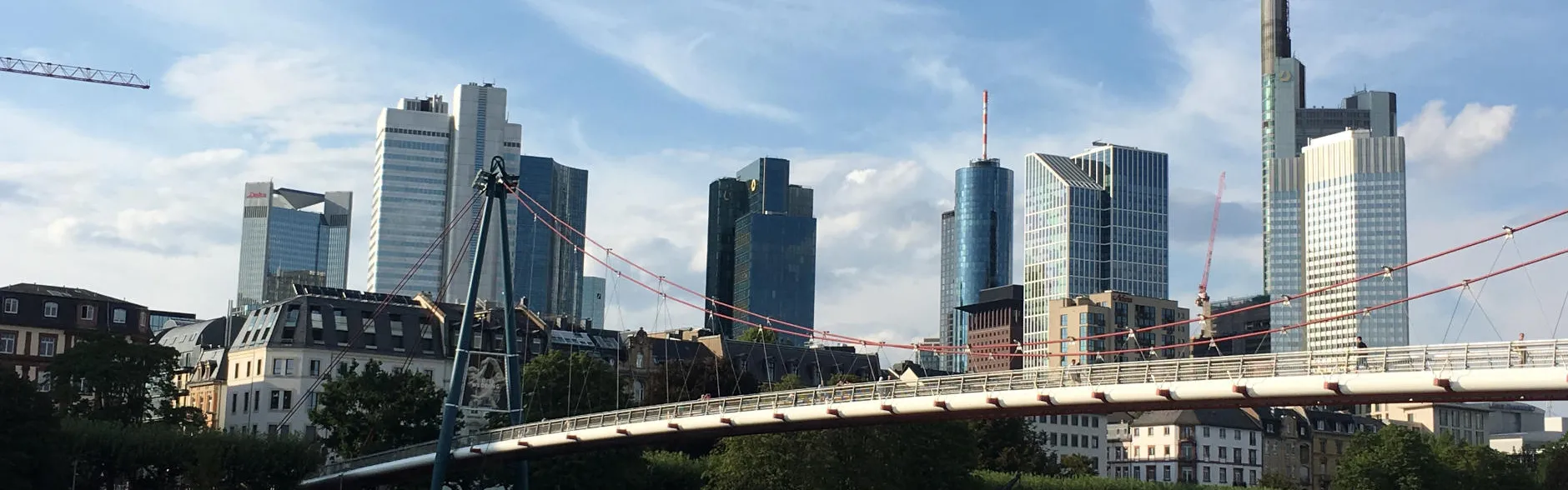 Frankfurt Hohlbeinsteg. Die neueste und zweite Fußgängerbrücke über dem Main. Im Hintergrund die Skyline von Frankfurt. Erbaut von Albert Speer Junior.