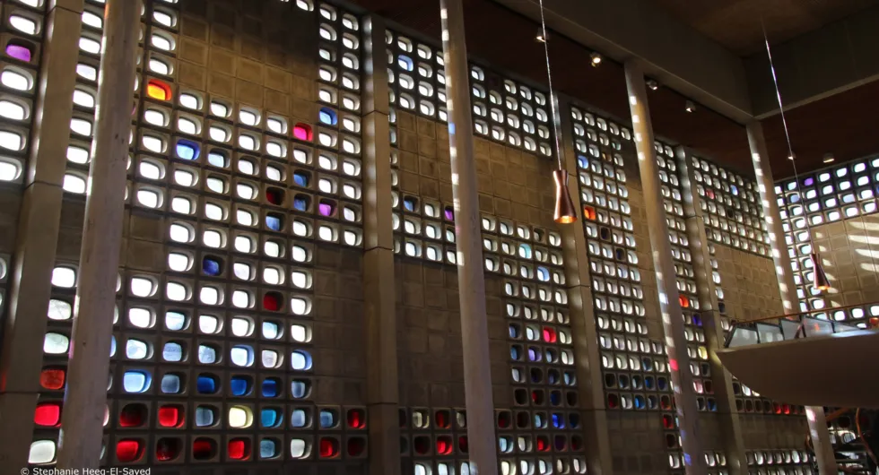 Brutalismus in Offenbach - ehemalige Markuskirche Innenansicht mit bunter Verglasung und Orgelempore