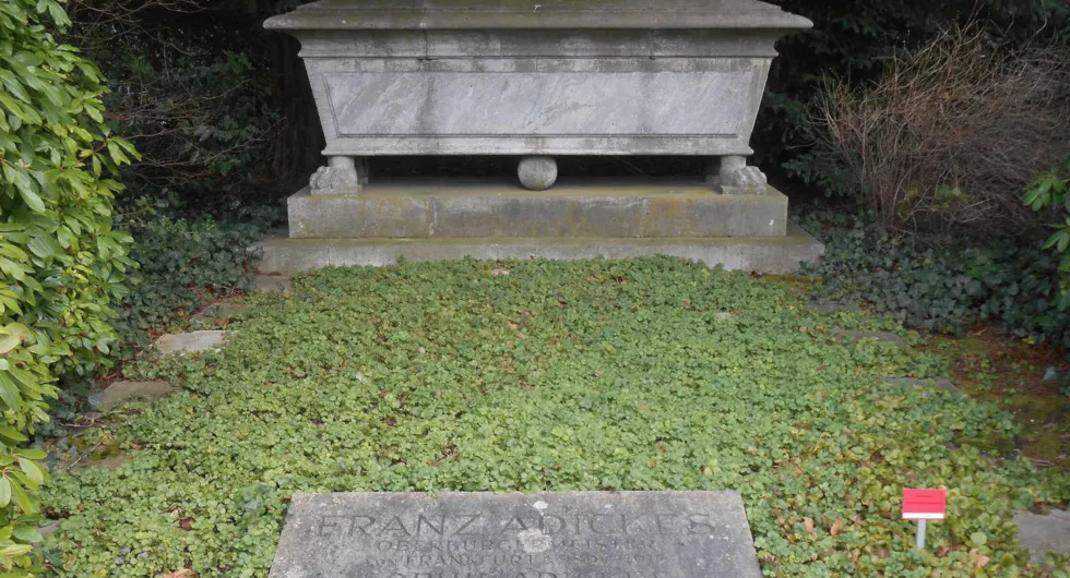 Hauptfriedhof - Ehrengrab Franz Adickes mit Sarkophag. Adickes war von 1891–1912 Oberbürgermeister und gilt als Schöpfer des Modernen Frankfurt.