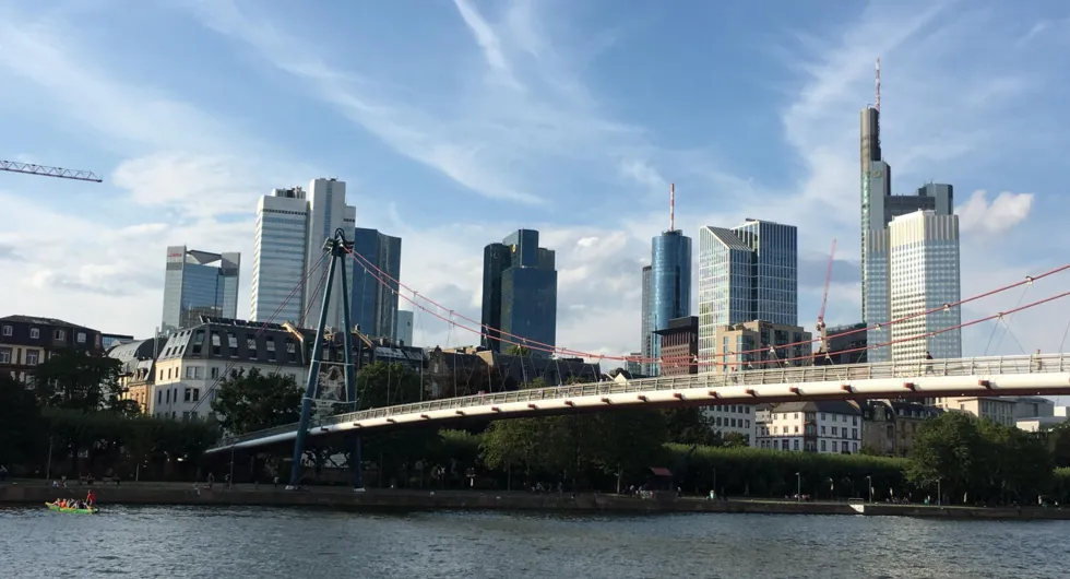 Frankfurt Hohlbeinsteg. Die neueste und zweite Fußgängerbrücke über dem Main. Im Hintergrund die Skyline von Frankfurt. Erbaut von Albert Speer Junior.